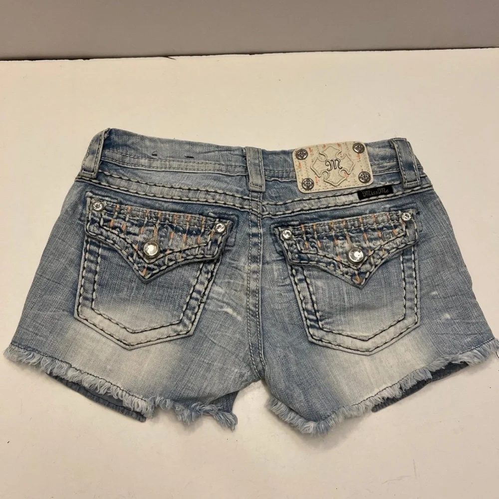 Miss Me Light Wash Distressed Peekaboo Boho Jean Signature Shorts Women’… - Picture 3 of 6
